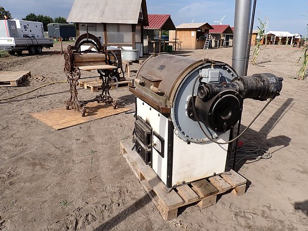 Das Gütersloher Unternehmen Miele hat die älteste noch funktionsfähige Waschmaschine gesucht - und ist bei einer Feuerwehr in Niedersachsen fündig geworden. - © Miele