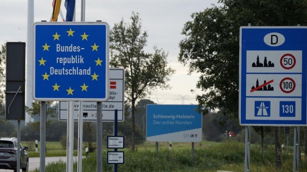 Migrationspolitik: Wer eine Ausweisungsverfügung erhält, muss Deutschland verlassen und darf nicht wieder einreisen – bei Nichtbefolgen droht eine Abschiebung.