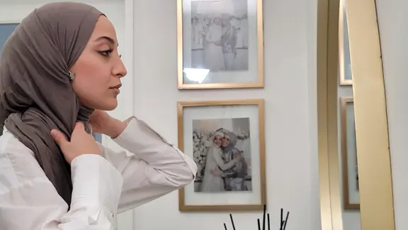 Büsra Sayed vor dem Spiegel