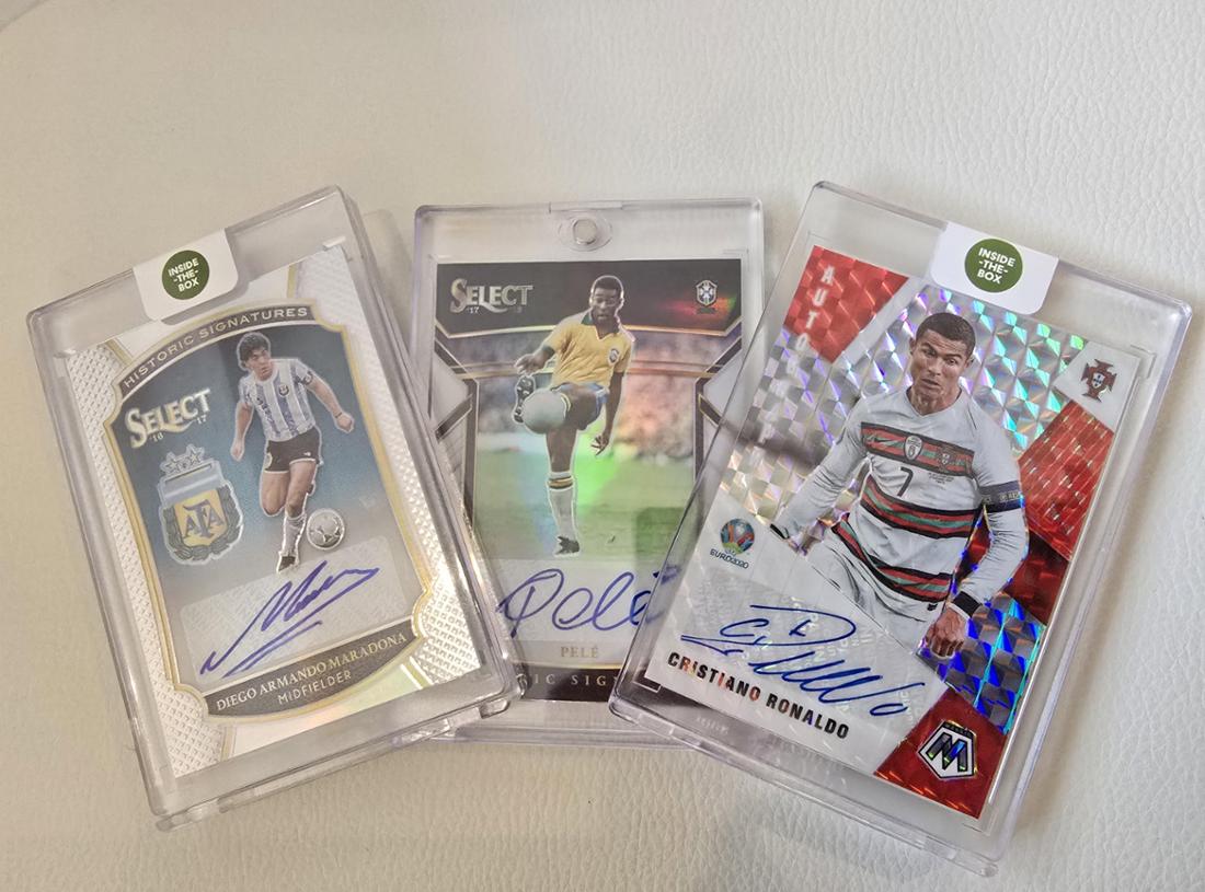 Sammelkarten mit den Autogrammen von berühmten Fußballern.