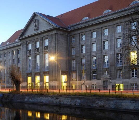 Verteidigungsministerium will Genehmigungspflicht für längere Auslandsaufenthalte von Männern vereinfachen
