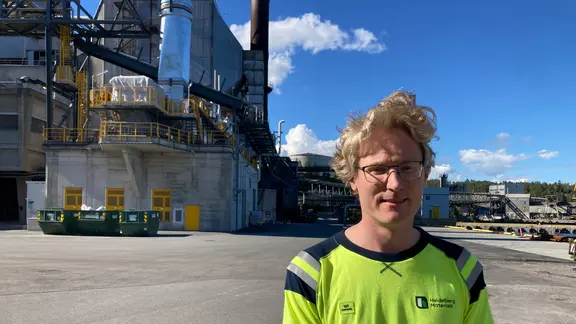 Projektleiter Anders Petersen ist erleichtert und stolz, dass Brevik zeigen kann, wie CO₂ im großen industriellen Maßstab abgeschieden und gespeichert werden kann | Heidelberg Materials Projektleiter Anders Petersen vor der CCS-Anlage in Brevik