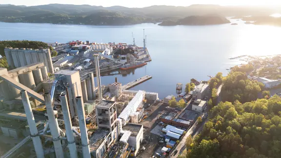 Blick von rechts auf die Zementfabrik in Brevik in Norwegen in Richtung Wasser | Heidelberg Materials Blick von rechts auf die Zementfabrik in Brevik in Norwegen in Richtung Wasser
