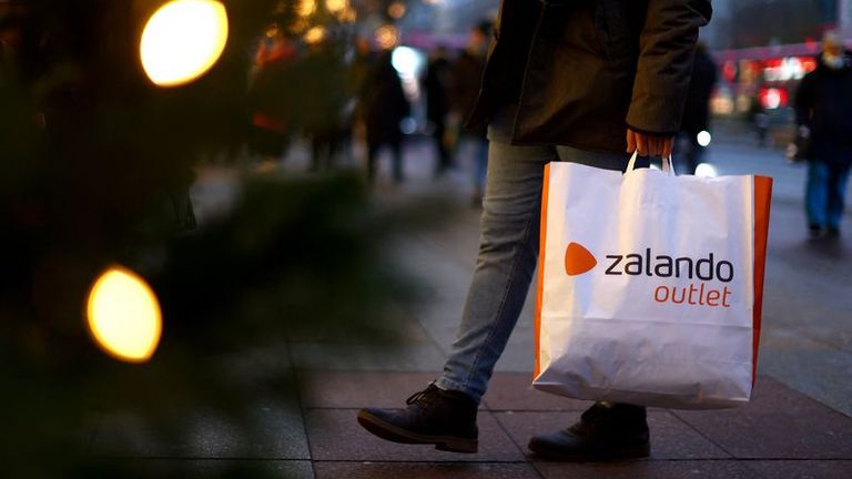 Deutschlands DAX schließt fester; Zalando bricht ein
