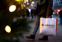 Deutschlands DAX schließt fester; Zalando bricht ein