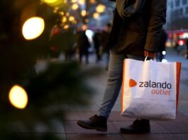 Deutschlands DAX schließt fester; Zalando bricht ein
