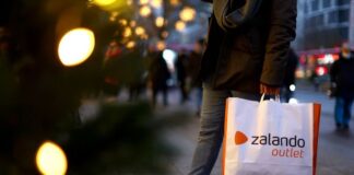 Deutschlands DAX schließt fester; Zalando bricht ein
