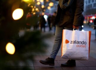 Deutschlands DAX schließt fester; Zalando bricht ein