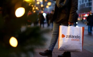 Deutschlands DAX schließt fester; Zalando bricht ein