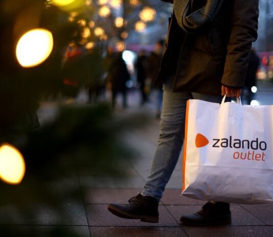 Deutschlands DAX schließt fester; Zalando bricht ein