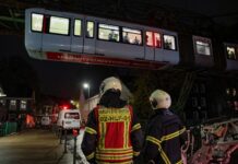 Stromausfall stoppt Schwebebahn – Feuerwehr rettet Fahrgäste – Nachrichten aus Deutschland