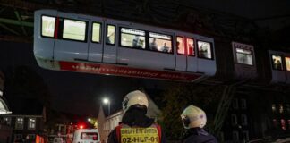 Stromausfall stoppt Schwebebahn – Feuerwehr rettet Fahrgäste – Nachrichten aus Deutschland