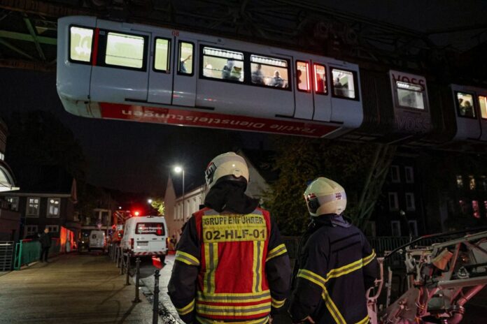 Stromausfall stoppt Schwebebahn – Feuerwehr rettet Fahrgäste – Nachrichten aus Deutschland Stromausfall stoppt Schwebebahn – Feuerwehr rettet Fahrgäste – Nachrichten aus Deutschland