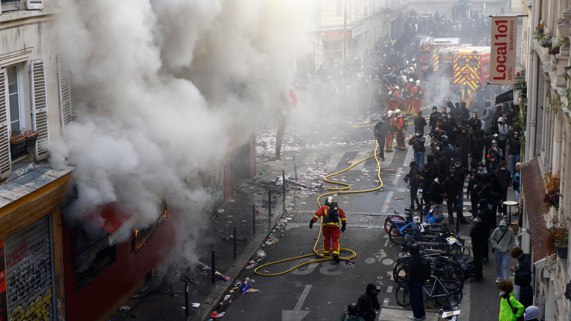 Nach Krawallen – Deutsche Politiker besorgt über Eskalation in Frankreich